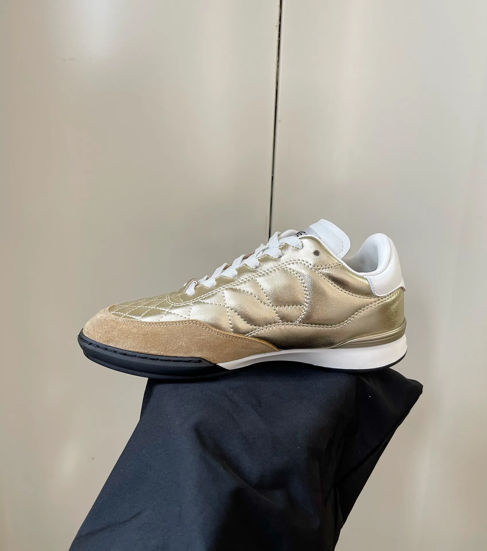 👟👟Ex-factory price 520👟👟 𝐂𝐇𝐀𝐍𝐄𝐋 Chanel's latest rhombus sports sneakers, new color white shoes ✔️ Full cowhide leather surface. The new color matching fabric adds many elements to make it look very exquisite. It will make your legs look longer when you put it on. Authentic counter replica. The upper foot can be said to be really super good! Size: 35-40 original packaging